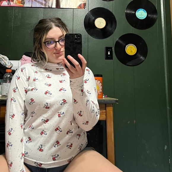 Vintage 90s Christmas white long sleeve turtleneck top. Santa building a snowman - Picture 1 of 4